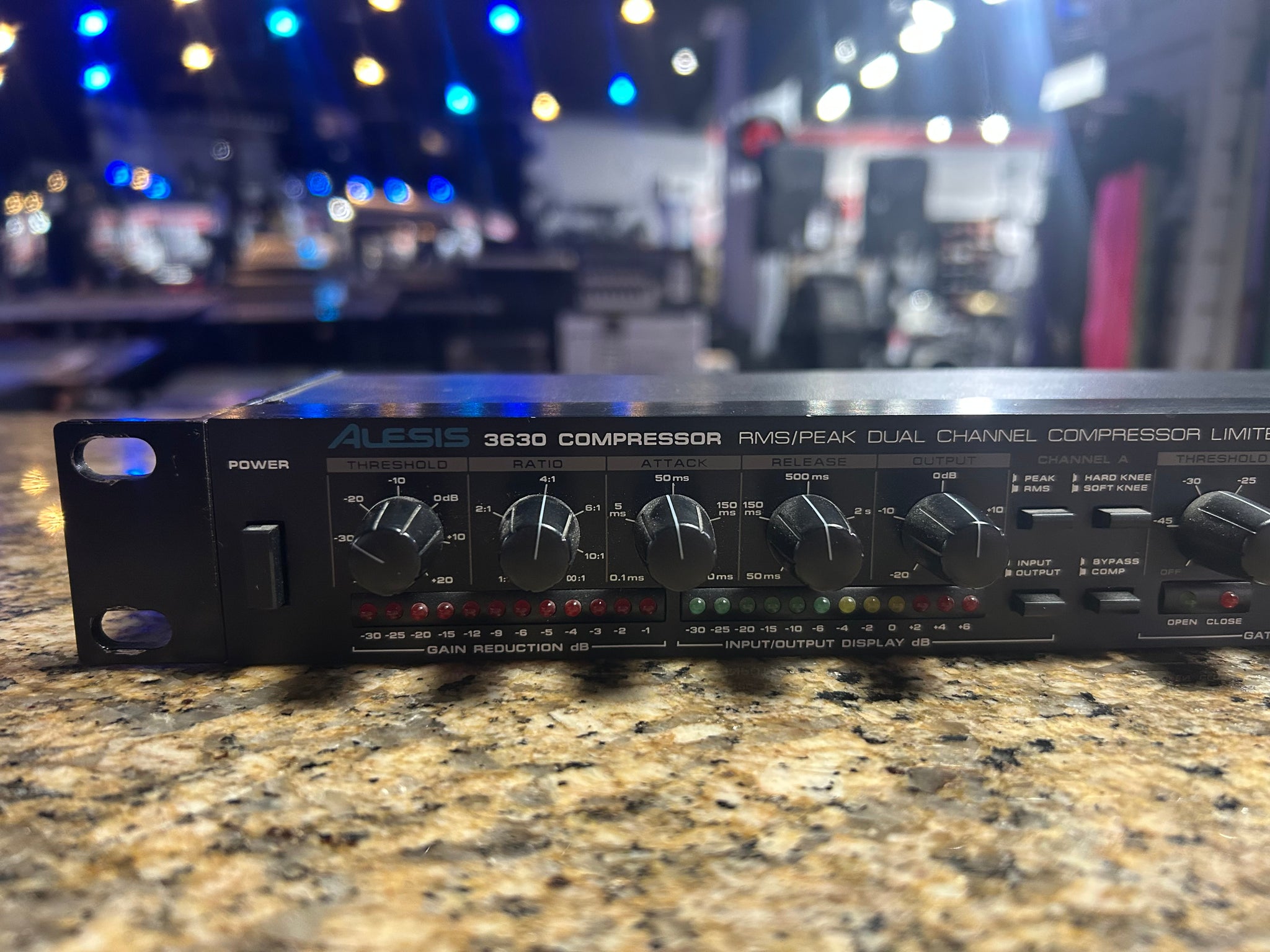 Alesis 3630 Compressor/Limiter with Gate – Sound Town